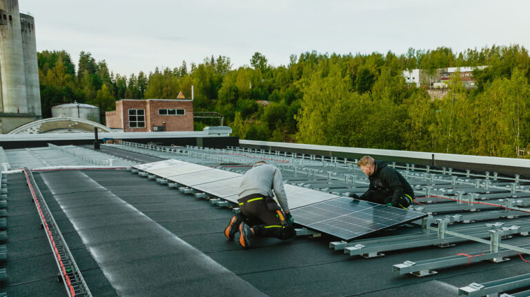Montering av solcelleanlegg på flatt tak, av Solenergi Norge