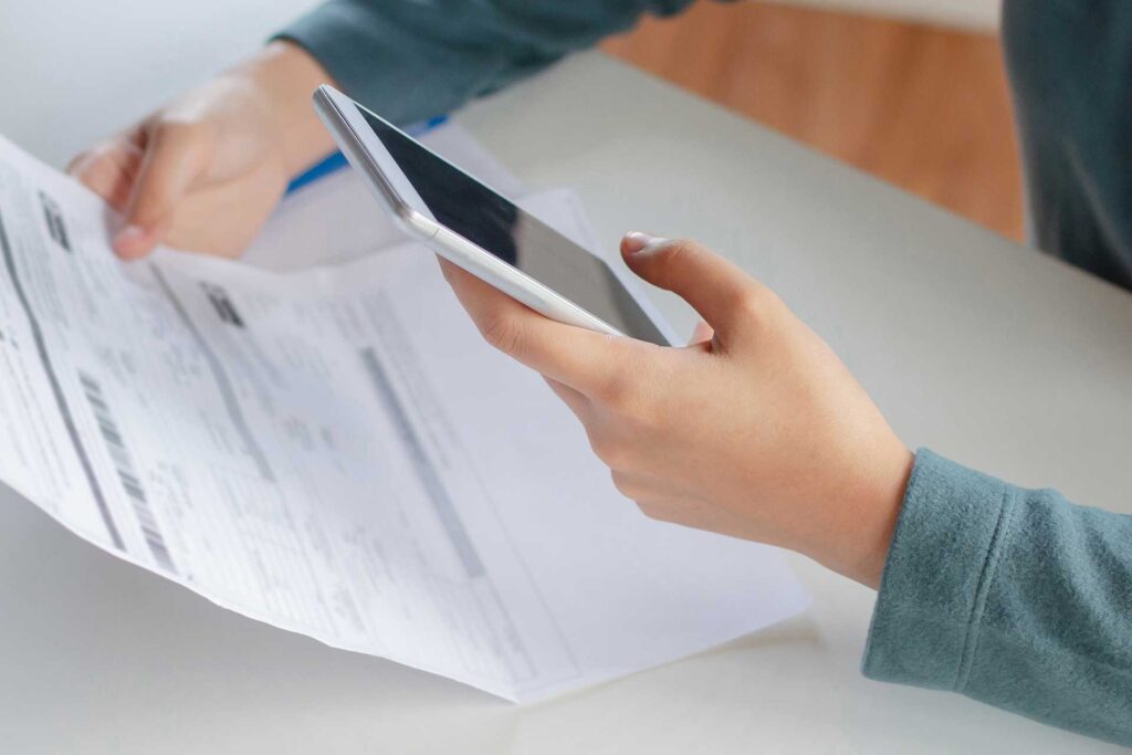 bilde av dame som betaler strømregning via mobilen