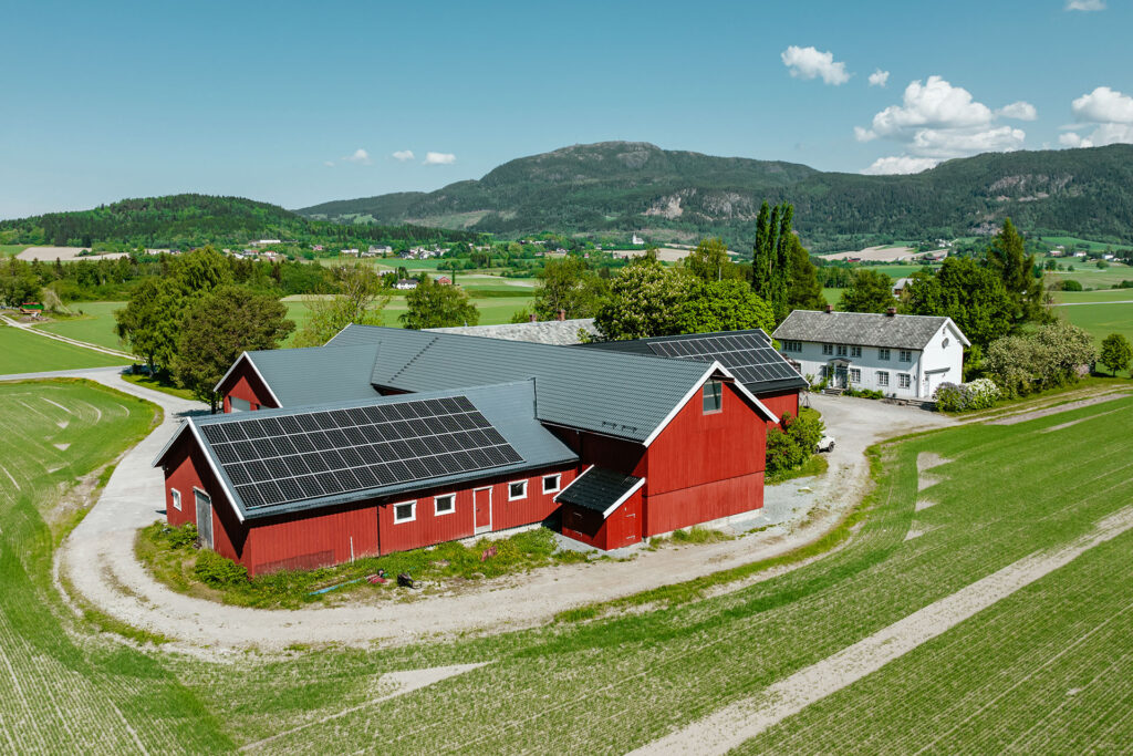 Bilde av stor gård med solcelleanlegg på taket fra Solenergi Norge
